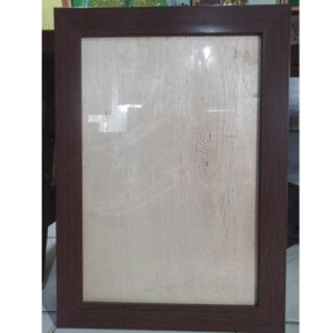 Bingkai kayu warna coklat tua dengan desain polos minimalis, cocok untuk menampilkan foto, lukisan, atau dokumen penting.